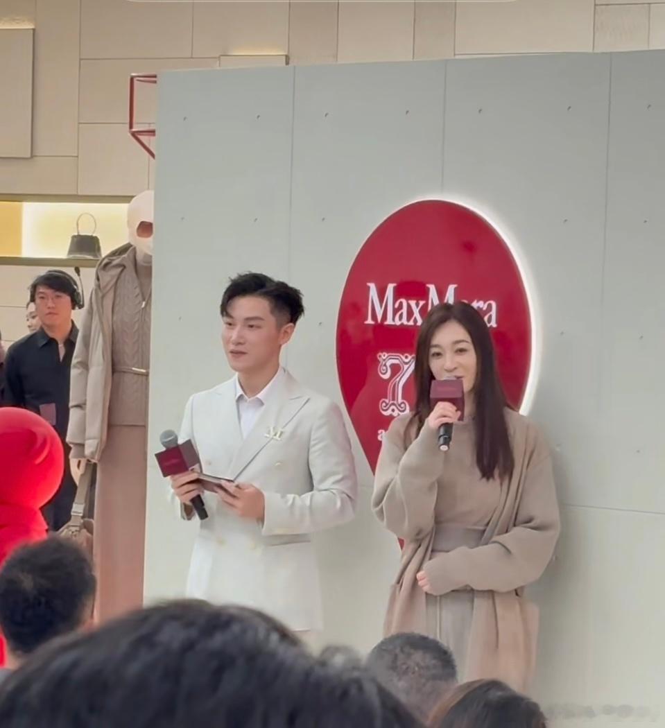 李小冉今日线下活动李小冉一身驼色套装温柔大气，状态绝佳笑容温婉。​​​
