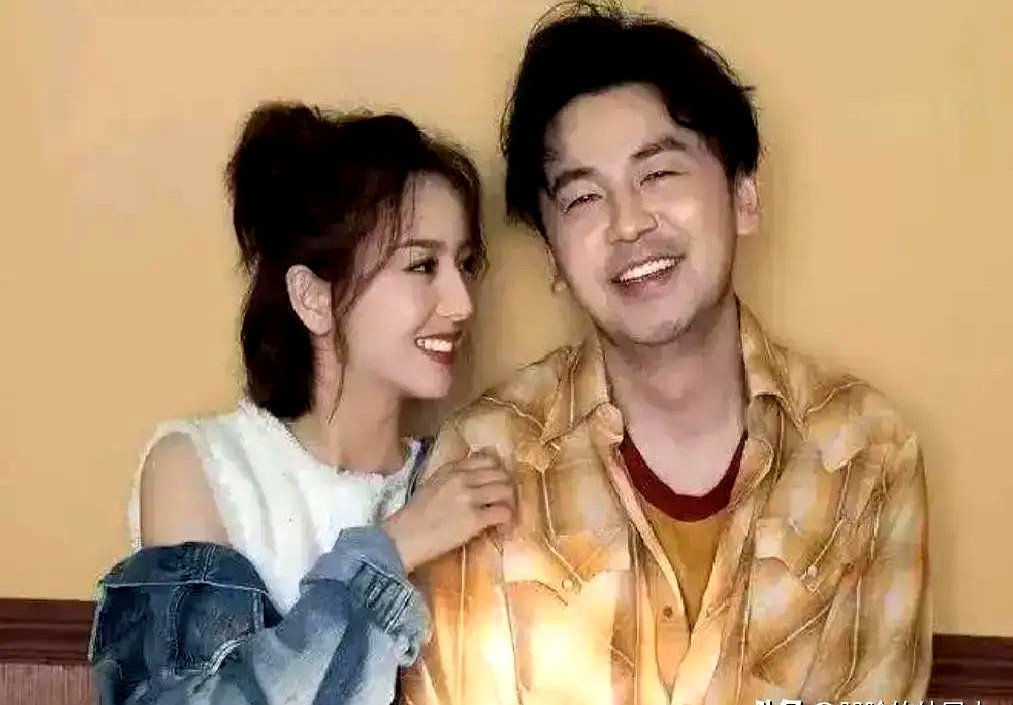 2014年陈思诚佟丽娅大婚，雷佳音好心去当司仪，主持到一半，陈思诚母亲突然当着全场宾客站起来指着他鼻