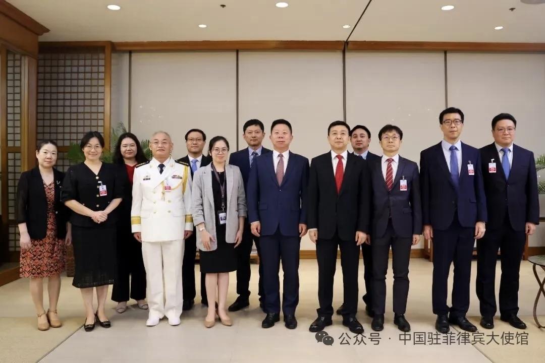 我们使馆12人要留一起留，要走一起走！1月28日，中国驻菲律宾大使馆发言人季