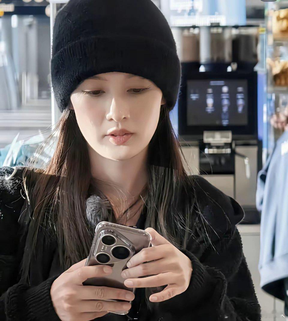 演员李沁被拍到所用手机为华为Pura80Pro，就后摄辨识度而言，感觉华为从