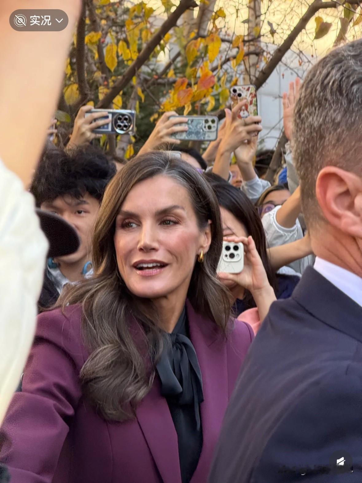 西班牙王后莱蒂齐亚在北京外国语大学！又瘦又美气色好到炸！之前看外媒图总觉得