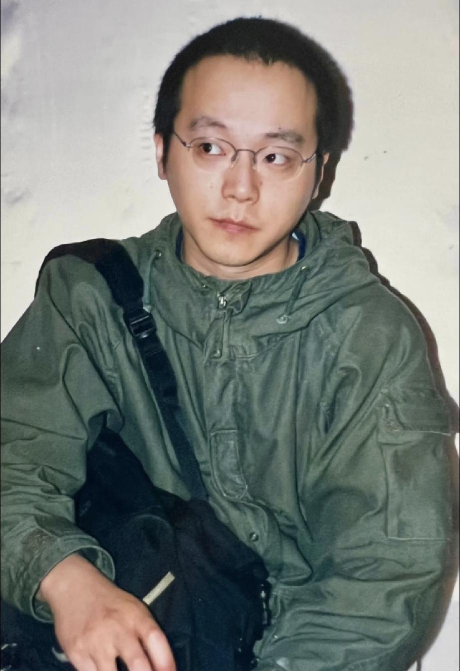 摇滚时代的窦唯是一枚孤傲的小鲜肉，很有男人味。难怪王菲会被吸引、还要去倒追。
