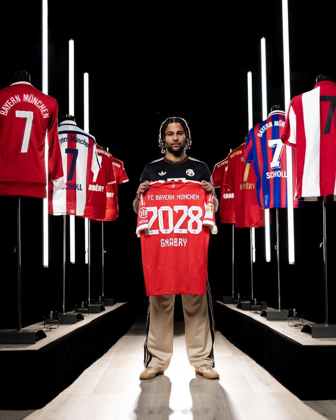 格纳布里续约拜仁格纳布里与拜仁续约至2028年继鲁本内维斯之后，又一位合同期进