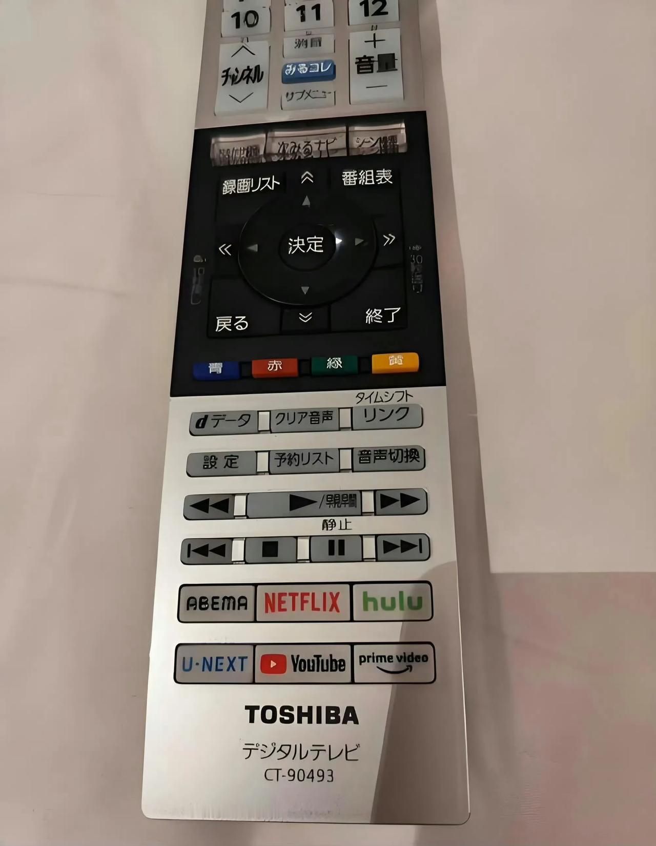 下图分别是日本东芝电视和中国小米电视的遥控器，网友们说现在终于明白为什么日本家庭