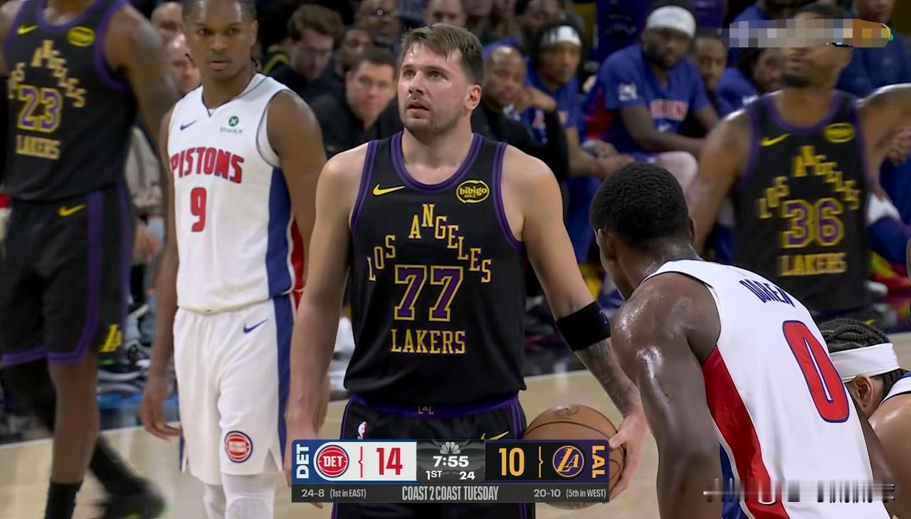 我一定要怒喷湖人当家球星东契奇，他真是球队的大累赘！在今天湖人主场以106：12