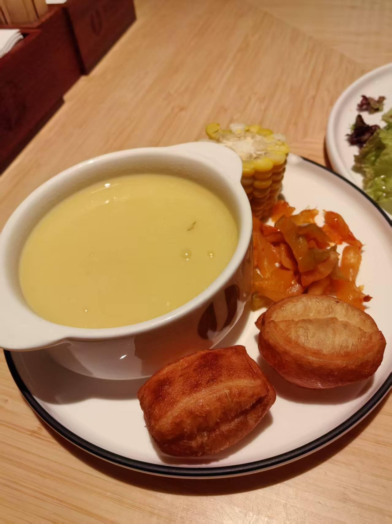 现在饿的有点难受了！身边的同事和同学、朋友很多人都不吃晚饭，每天只吃早餐和晚