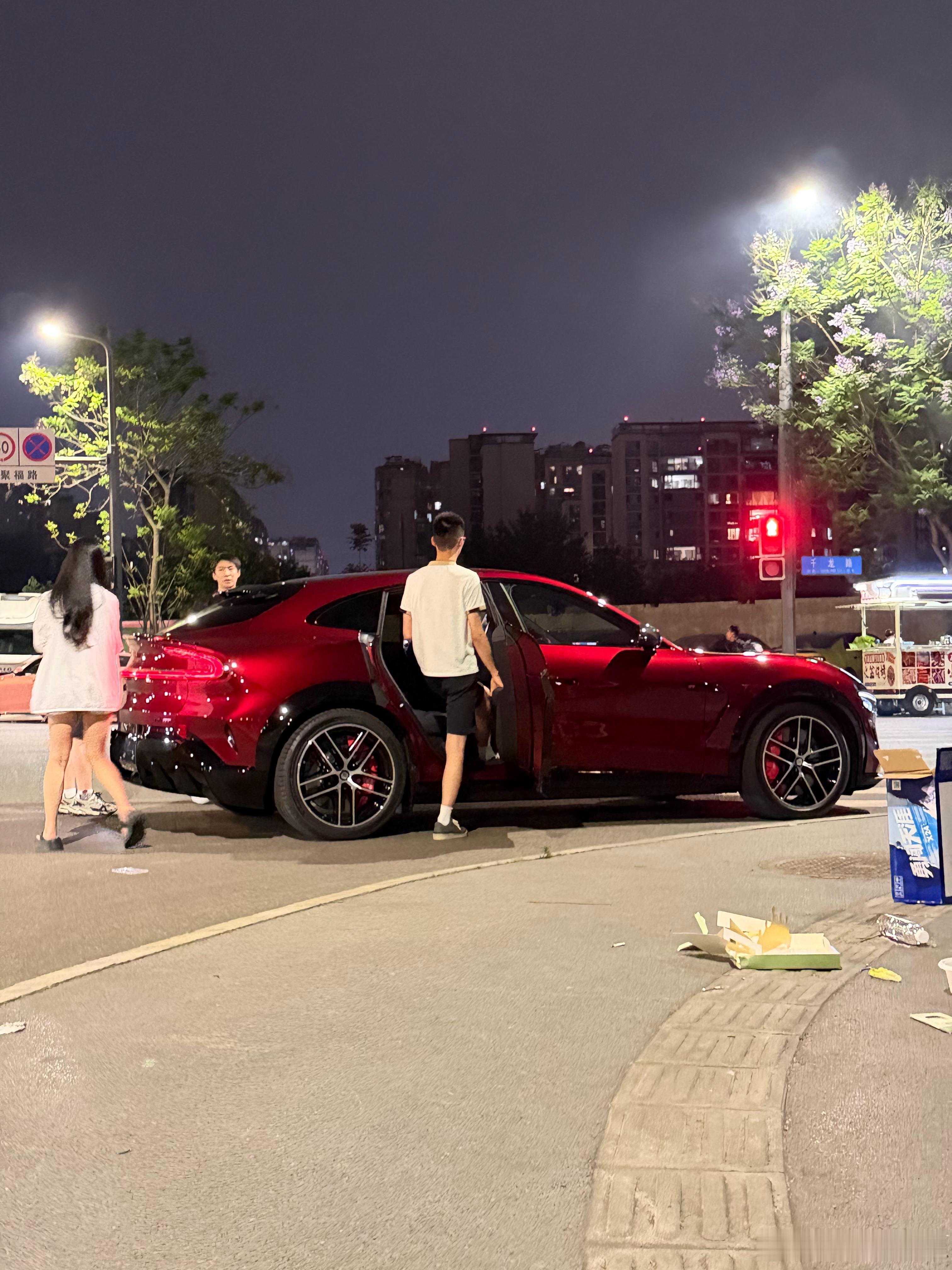 这小米YU7GT刚发布，就看到有人把真车开出来了看起来不像试驾车，媒体车么