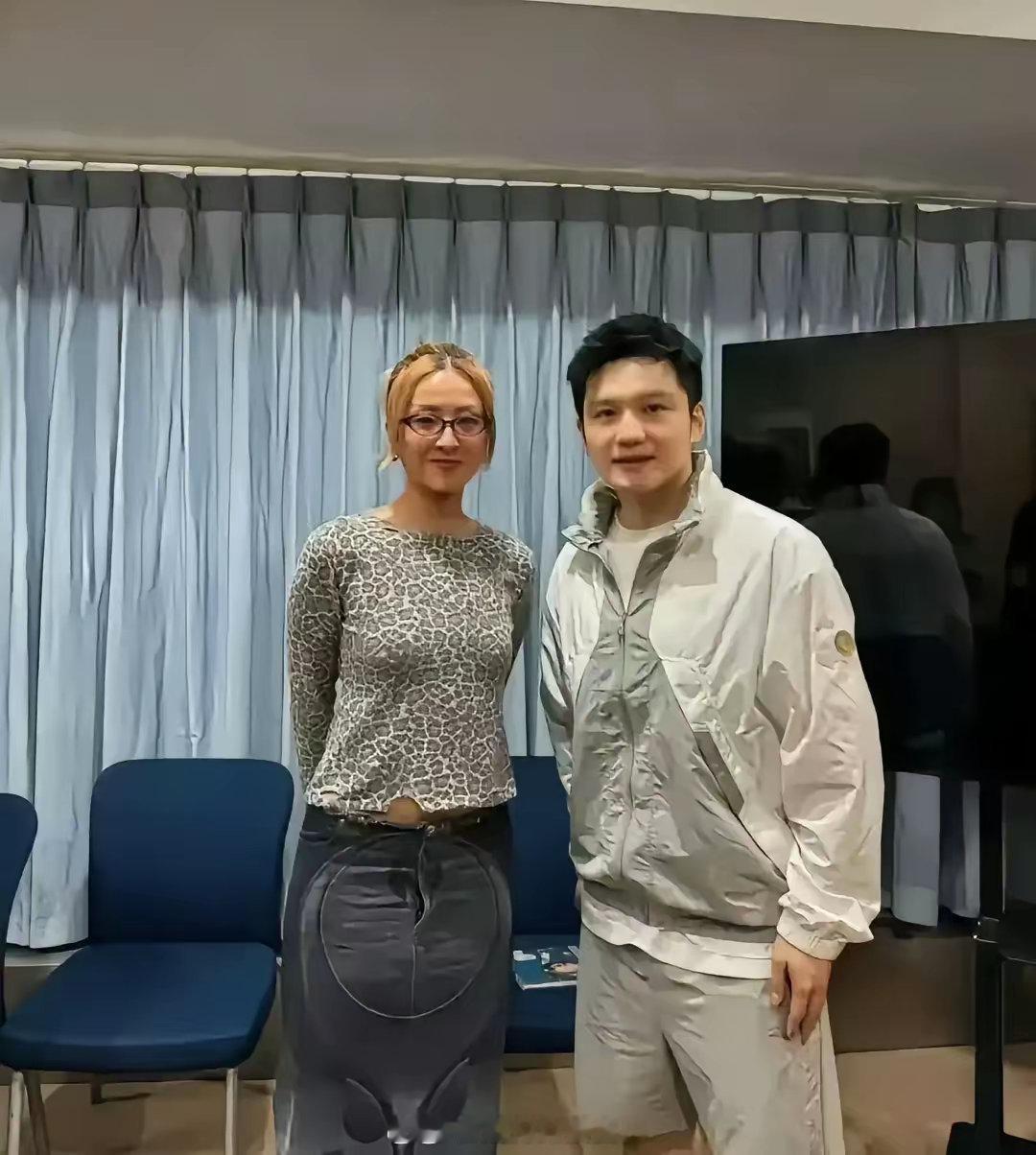 毫不夸张，陈奕迅老婆徐濠萦这条裙子我看了三遍，直到现在我还是怀疑她是不是穿反了，