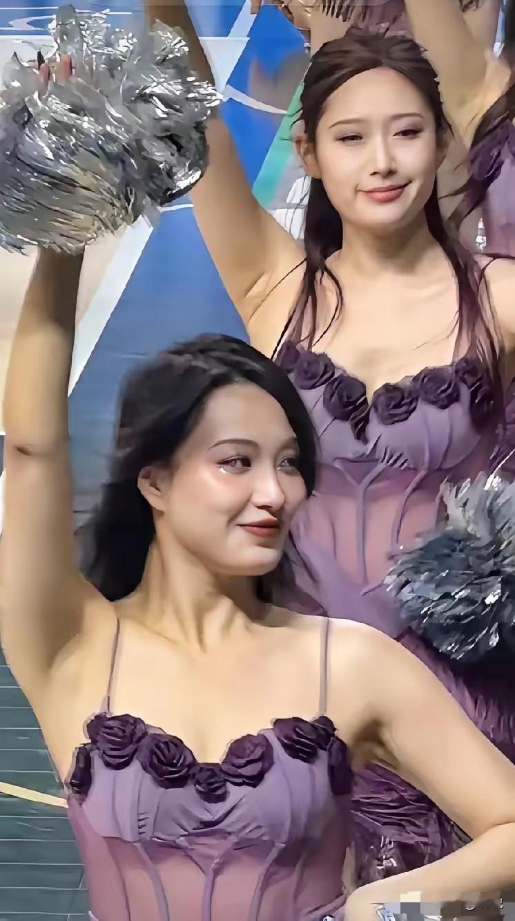 篮球比赛的拉拉队，完全看不出青春洋溢的感觉