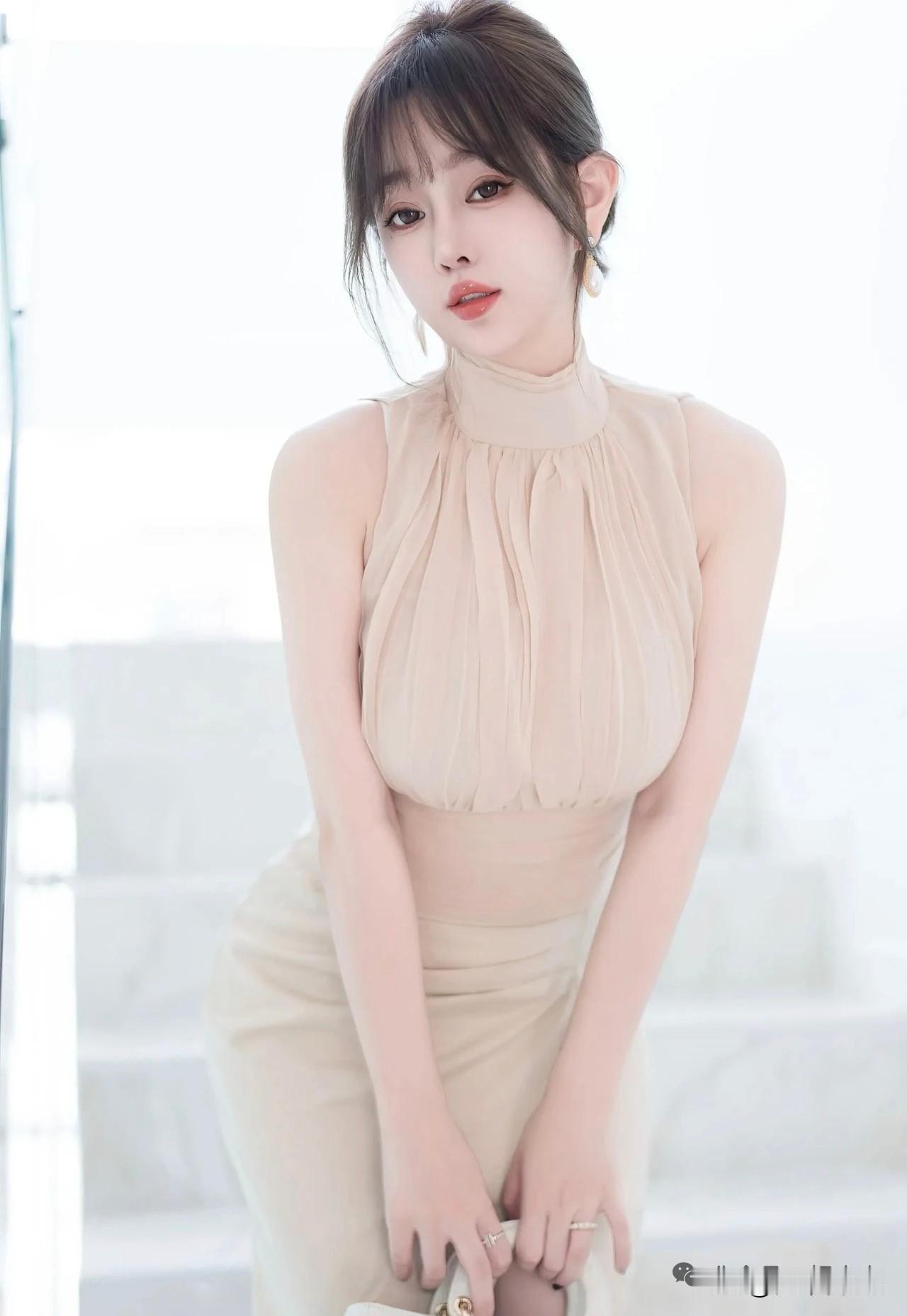 枫叶🍁|美女王雨纯，穿素纱连衣裙怎样穿搭知性又显身材?什么样的女人最有魅力值