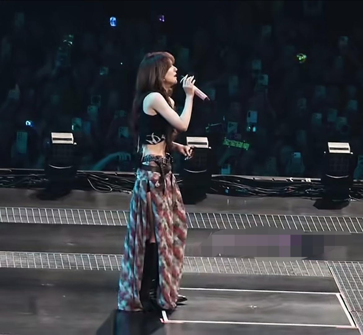 赵露思的这个舞台造型明明很好看呀，时尚又性感为什么我朋友说不好看呢你们觉得