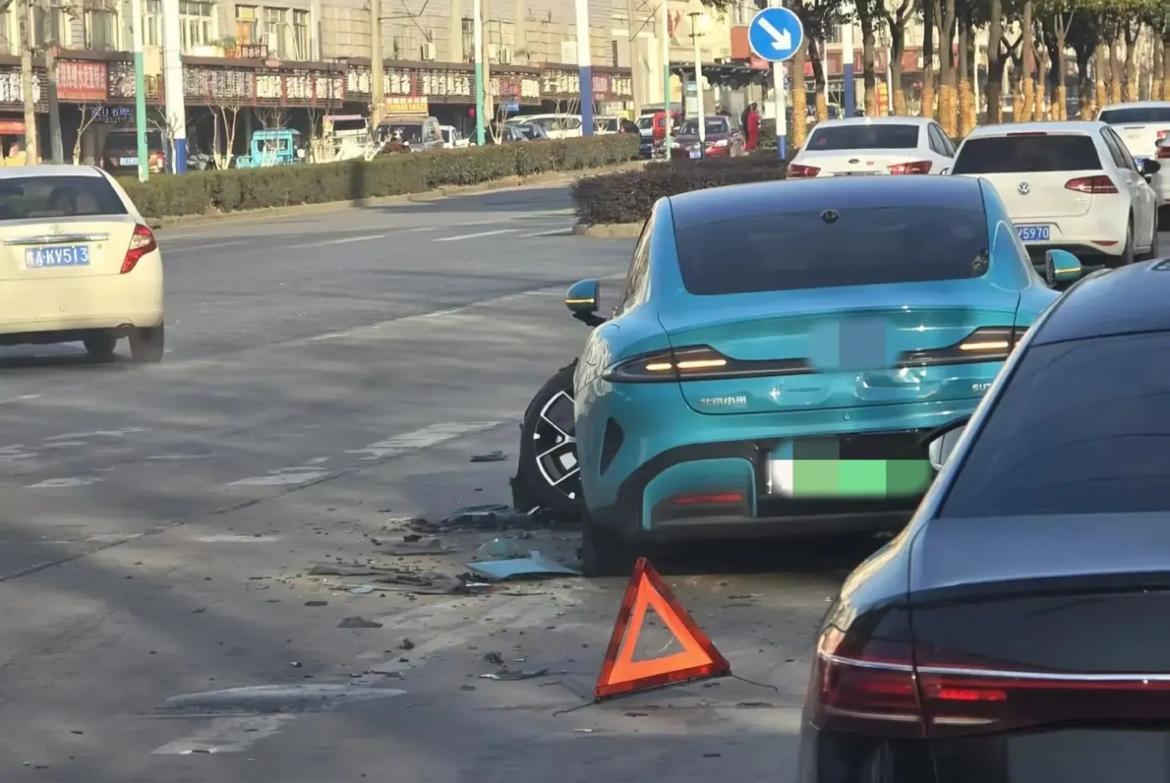 知道为什么新能源车断轴的事情那么多吗？车太沉了！电车因为有大电池，比油车重很