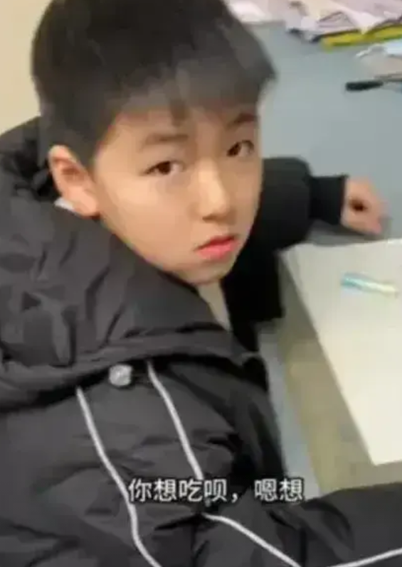 不是生父胜似生父！2月17日，江苏一小男孩跟着母亲改嫁！有了新妹妹，因为眼馋所以