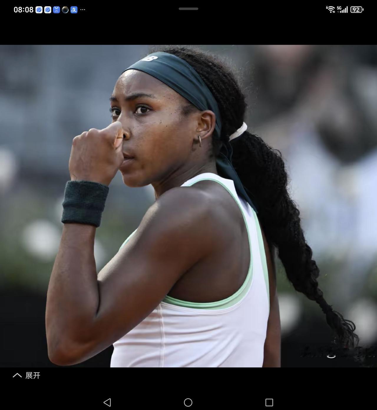 青春激烈对决，高芙成功晋级半决赛！北京时间5月12日晚，WTA1