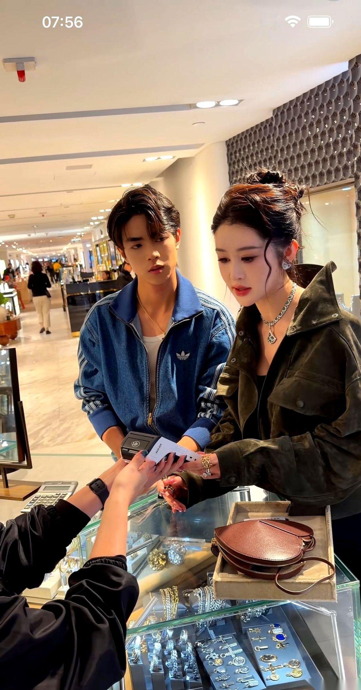 刚给盈公主和她24岁的新男友贴上“女强男弱”的标签，一张900万的公司合同就直接