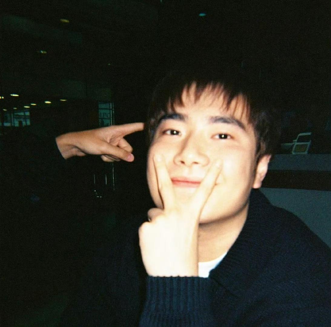 乒乓球运动员梁靖昆在社交媒体上与演员妻子奚美丽换上情侣头像，知道梁靖崑现在一家四