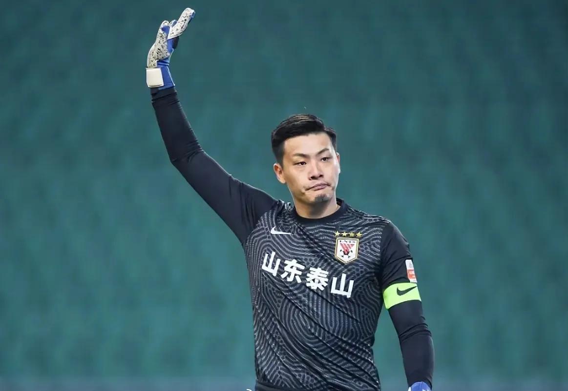王大雷成为新的顶级联赛出场王，泰山队3-0击败梅州客家，韩鹏也迎来了带队首胜。