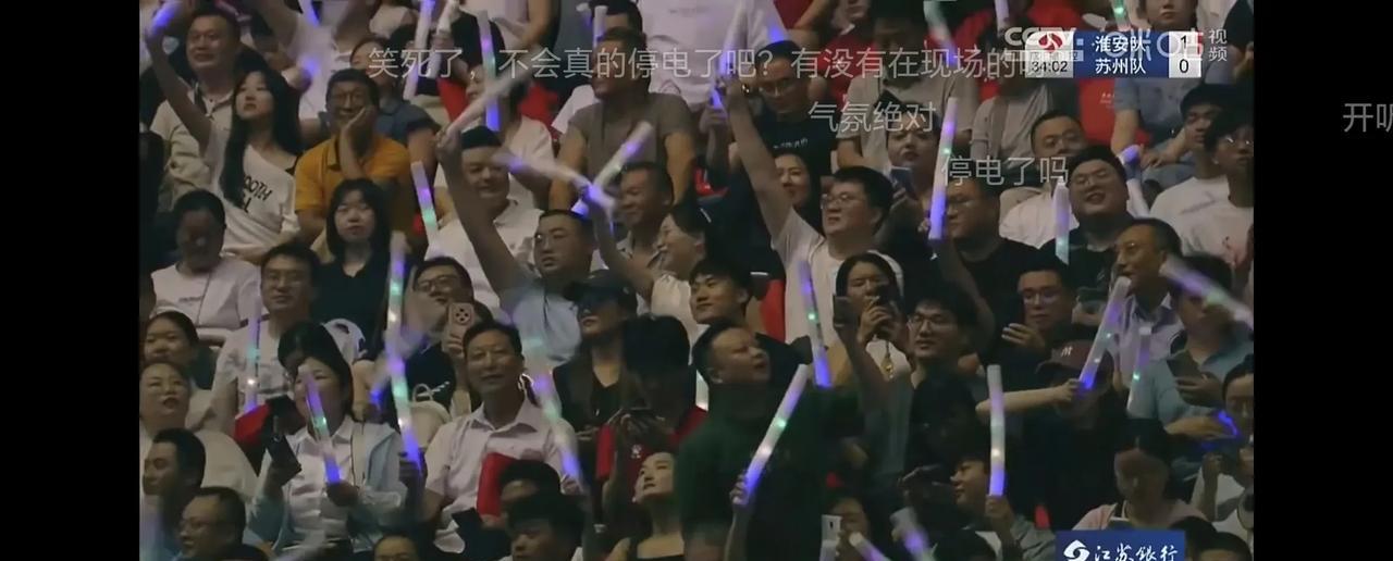 苏超淮安和苏州比赛出现小插曲！淮安队23号先进一球之后，全场球迷特别兴奋，竟然