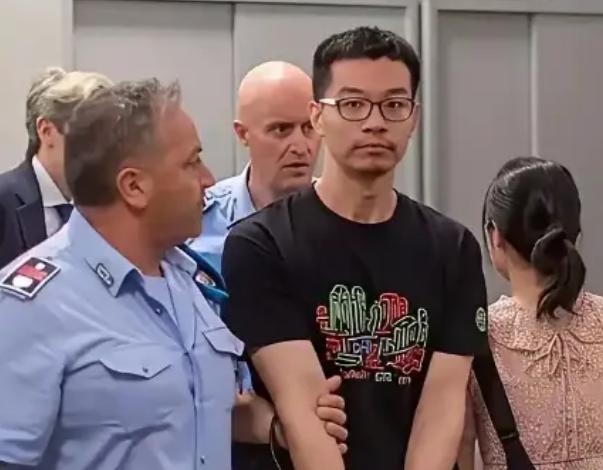 几个月前还在意大利晒太阳、陪家人的徐泽伟，怎么也不会想到，自己会在一架降落在休斯