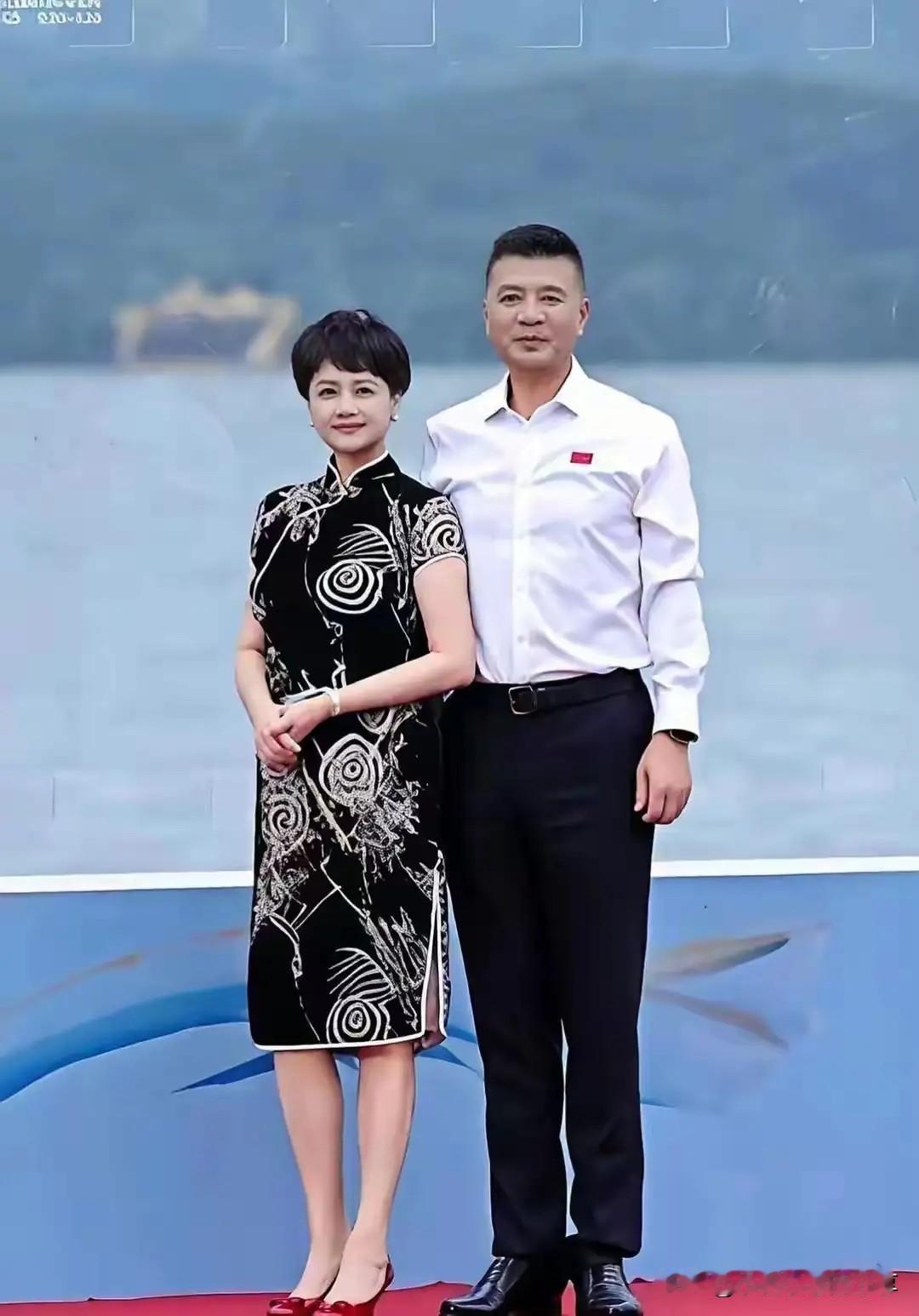 他们虽说是二婚重组的家庭，但看他们两个脸上洋溢的笑容，就可以看出他们比起任何一对