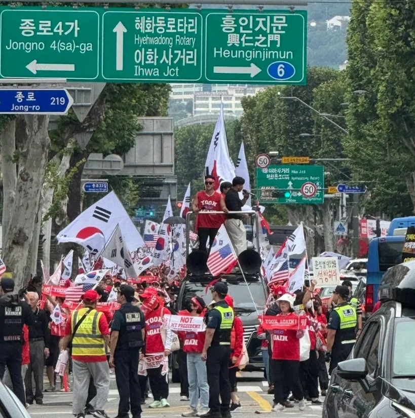 今天在韩国遇到了游行的人群虽然我听不懂他们喊的是什么但是通过眼神的交流我感