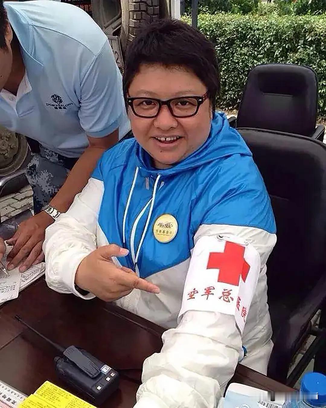 韩红说，我是个读书人，所以，这也是特别佩服奶奶，她从小就教育我好好的读书。我像是