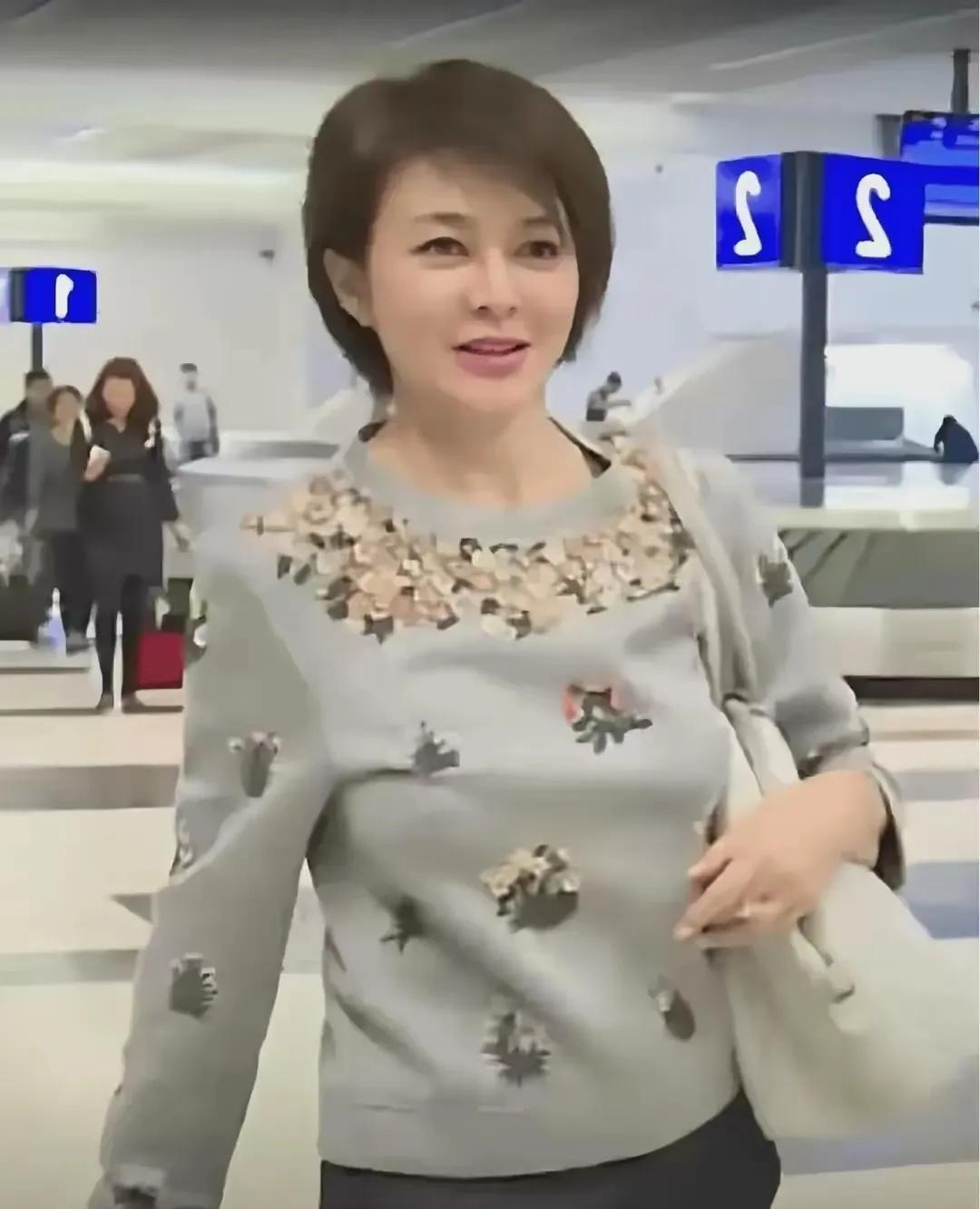 关之琳的气质真好，一点都不显老，皮肤白皙透亮，保养的真好，高贵的气质，优雅大方，