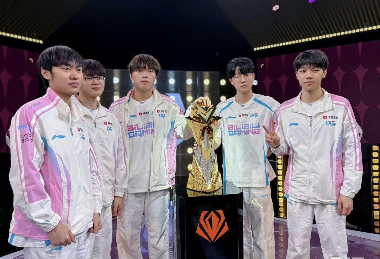 有一说一，外战看blg，真不是开玩笑的！今晚lpl的观众，都开起了香槟🍾吧