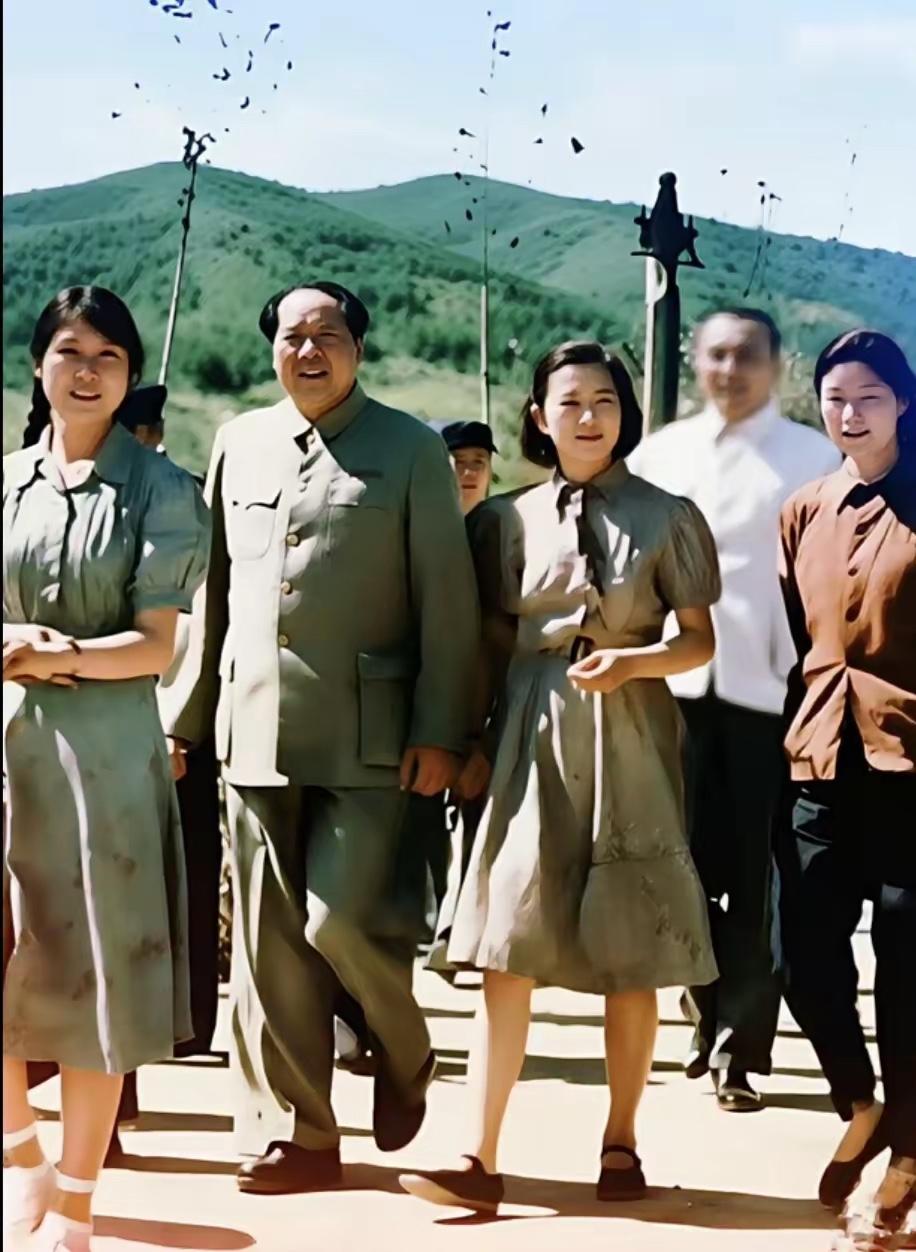 1953年，地点北京，毛主席在百忙之中抽出时间陪同女儿一起逛玉泉山。左一李敏