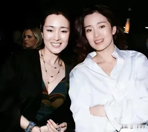 据说有一个是巩俐的替身，到底那个是？太像了傻傻分不清楚，你看出来了吗。巩俐真