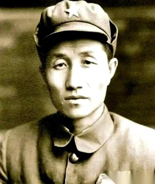 1934年，一支全军不到三千人的队伍准备长征。军长29岁，政委27岁，副军长33