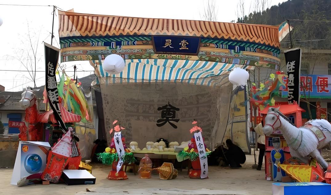 “太让人寒心了！”，河南一男子半年不回家探母，老人离世后反告三兄弟没通知自己奔丧