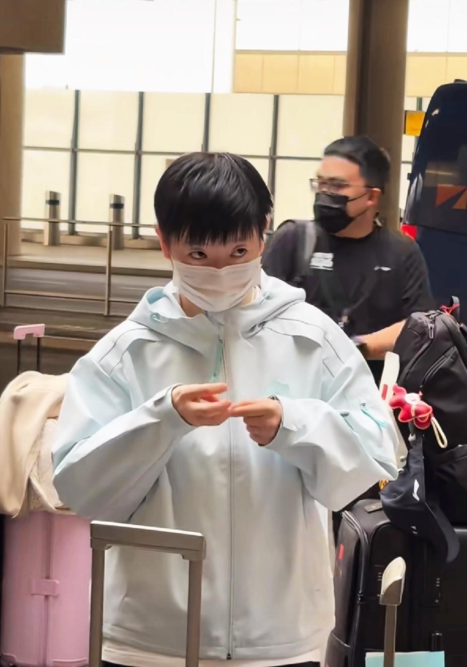 一睁眼就寻找国乒的消息，他们顺利抵达伦敦。莎莎还是那么可可爱爱，看样子困得