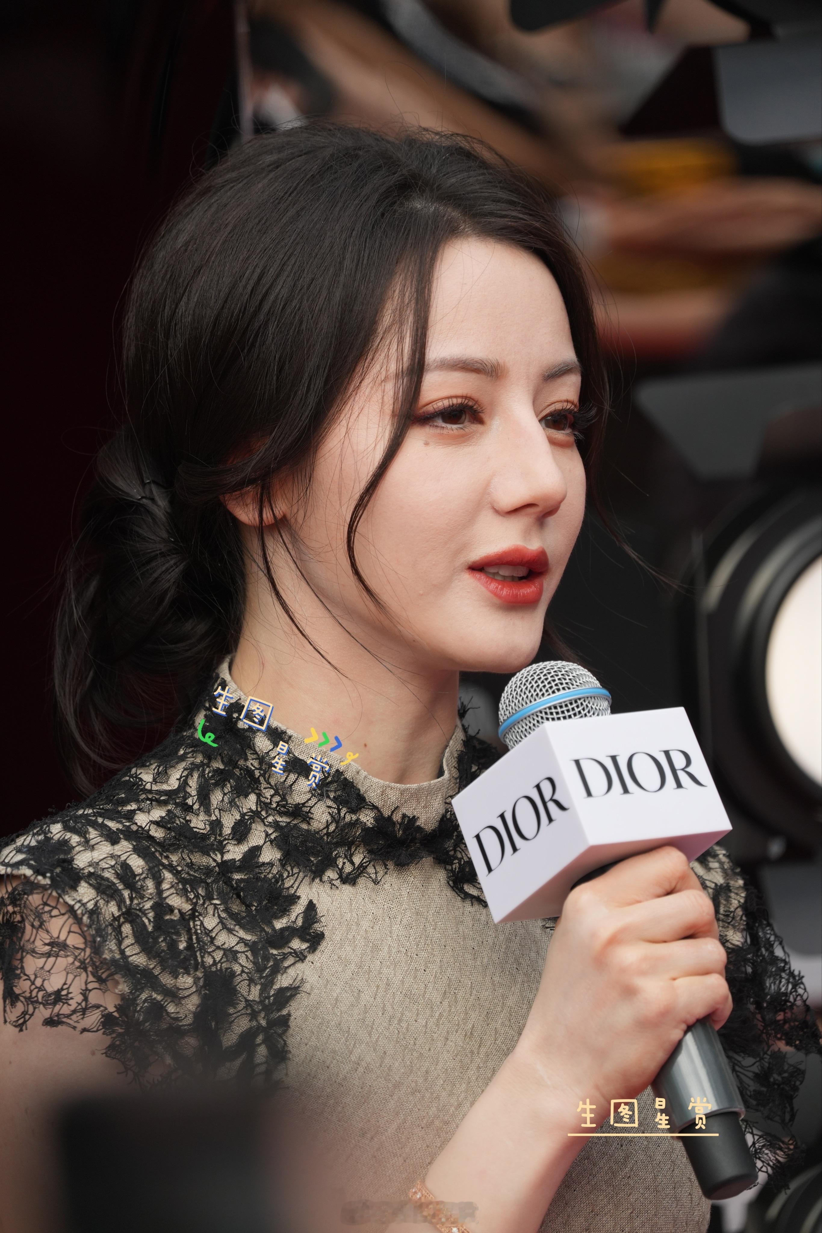 热巴现身三里屯Dior站台，新中式迪迪美到爆炸[比心]迪丽热巴[超