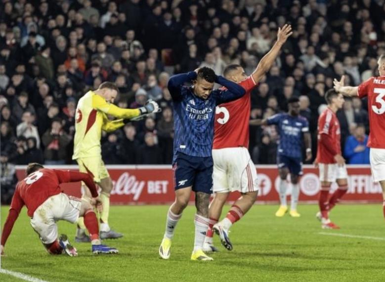 “阿森纳这场平局，比输球还让人心堵。”谁都没想到，曼城意外翻车送上大礼，枪手