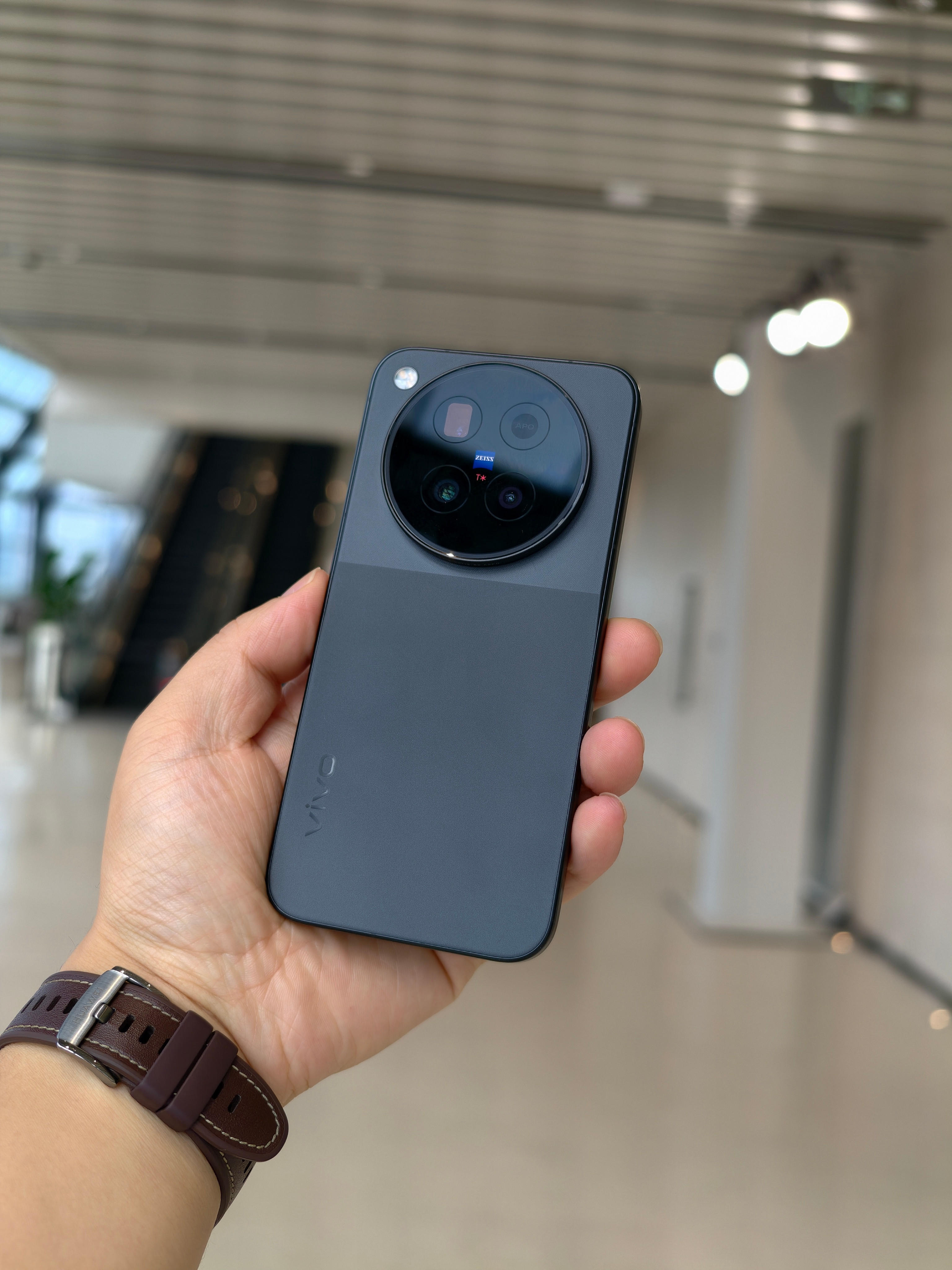 灭霸500提前带大家看vivoX500Pro真机，上手第一感受，这个小尺寸