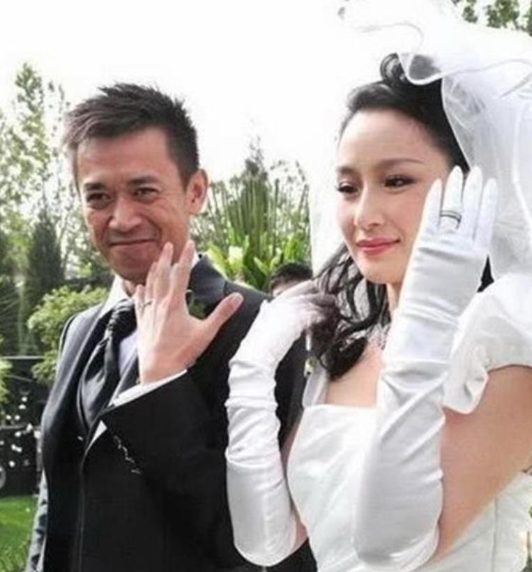 2006年，足坛名将李金羽装修完婚房，向“大少奶奶”孙宁求婚。孙宁却说：“