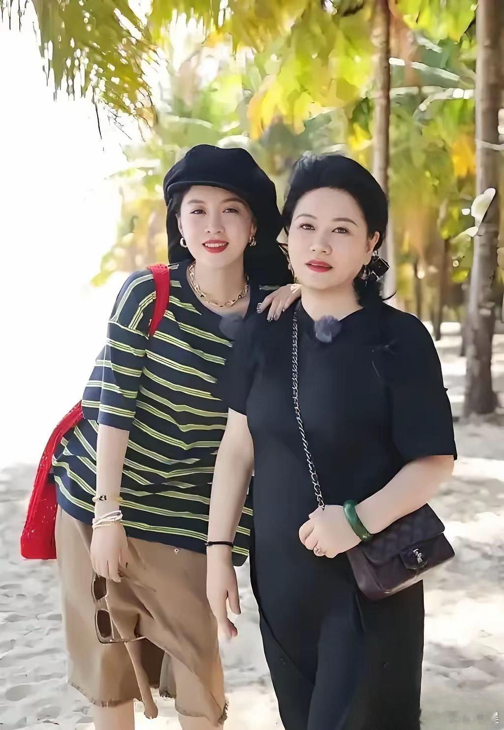 李嘉格，很奇葩一女的。心甘情愿用热脸去贴婆婆的冷屁股，却百般嫌弃关心自己的妈妈。