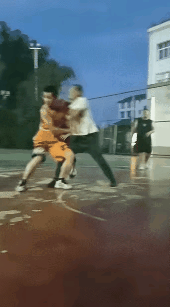 打个架再顺便打篮球