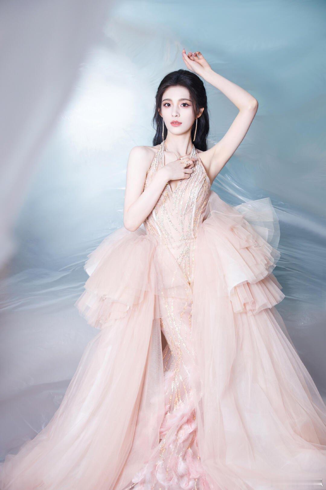 金鸡奖闭幕式钟丽丽美成复古画报！描金抹胸蓬蓬裙配珍珠锁骨链，利落盘发衬得温婉端方