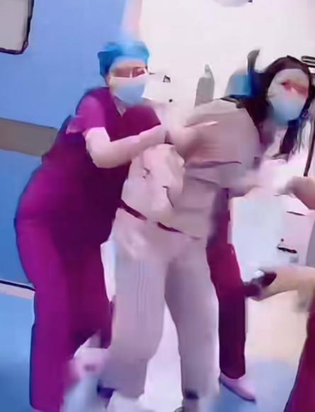 生完孩子不到两小时，产妇就骑在婆婆身上扇耳光。血顺着大腿根往下淌，在地上洇开一片