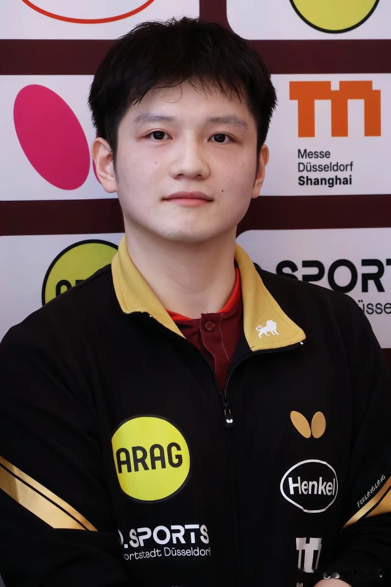 泽利科的摶杀险些掀翻樊振东。樊振东前两局11-4，11-3横扫泽利科后，所有