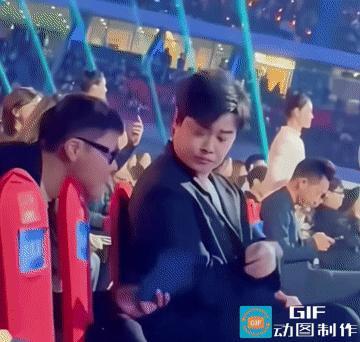 咱就说，这字是非签不可么？陈思诚在那坐着，身后有人递上来一个本子，估计是要签