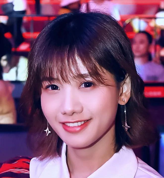在地铁里，听到一位胖姐姐问瘦小妹：“你的双眼皮是在哪割的呀？”瘦小妹很傲慢地回答