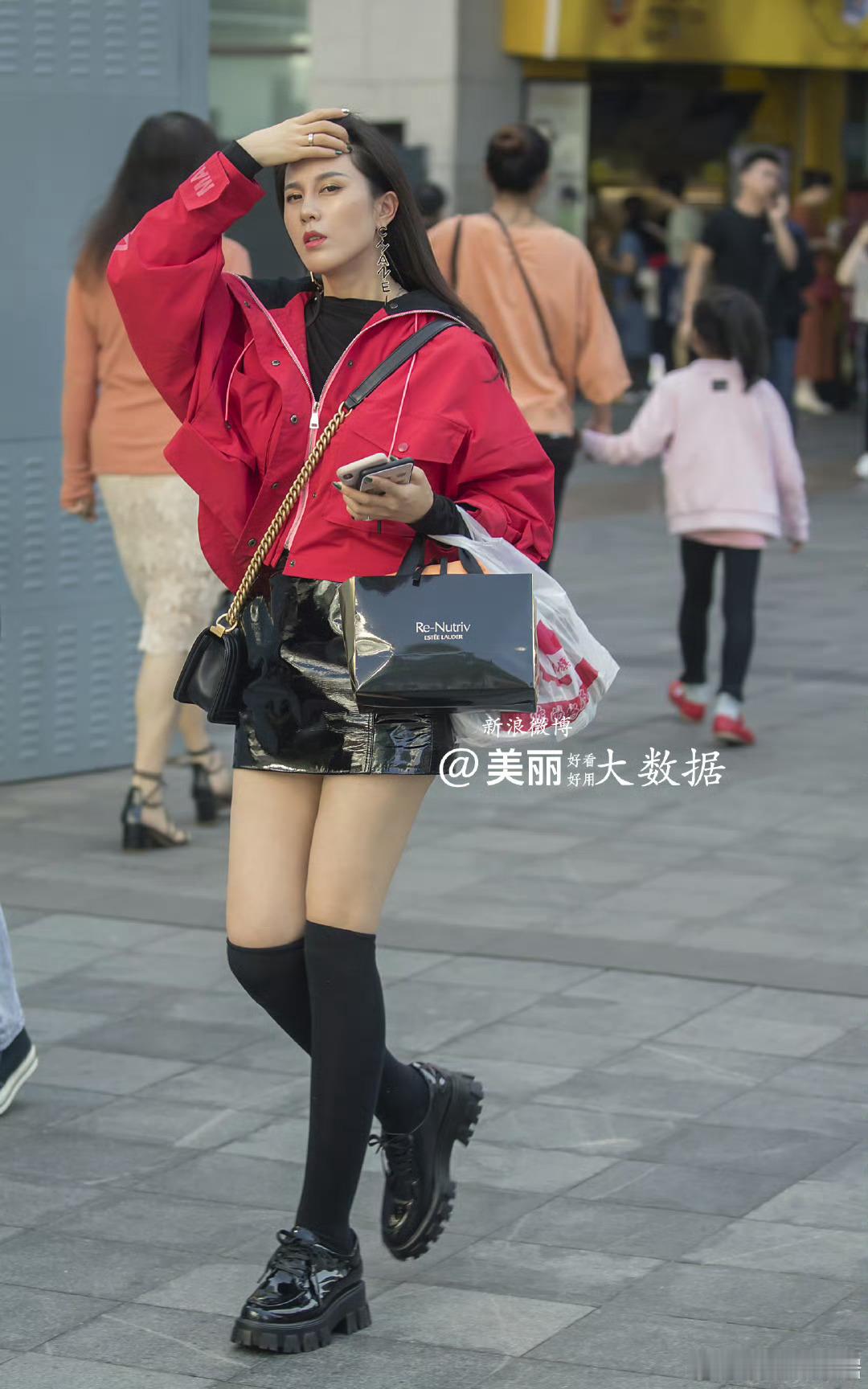 秀美集之春节篇2026一一爆竹声飞红袄新，街头争看拜年人