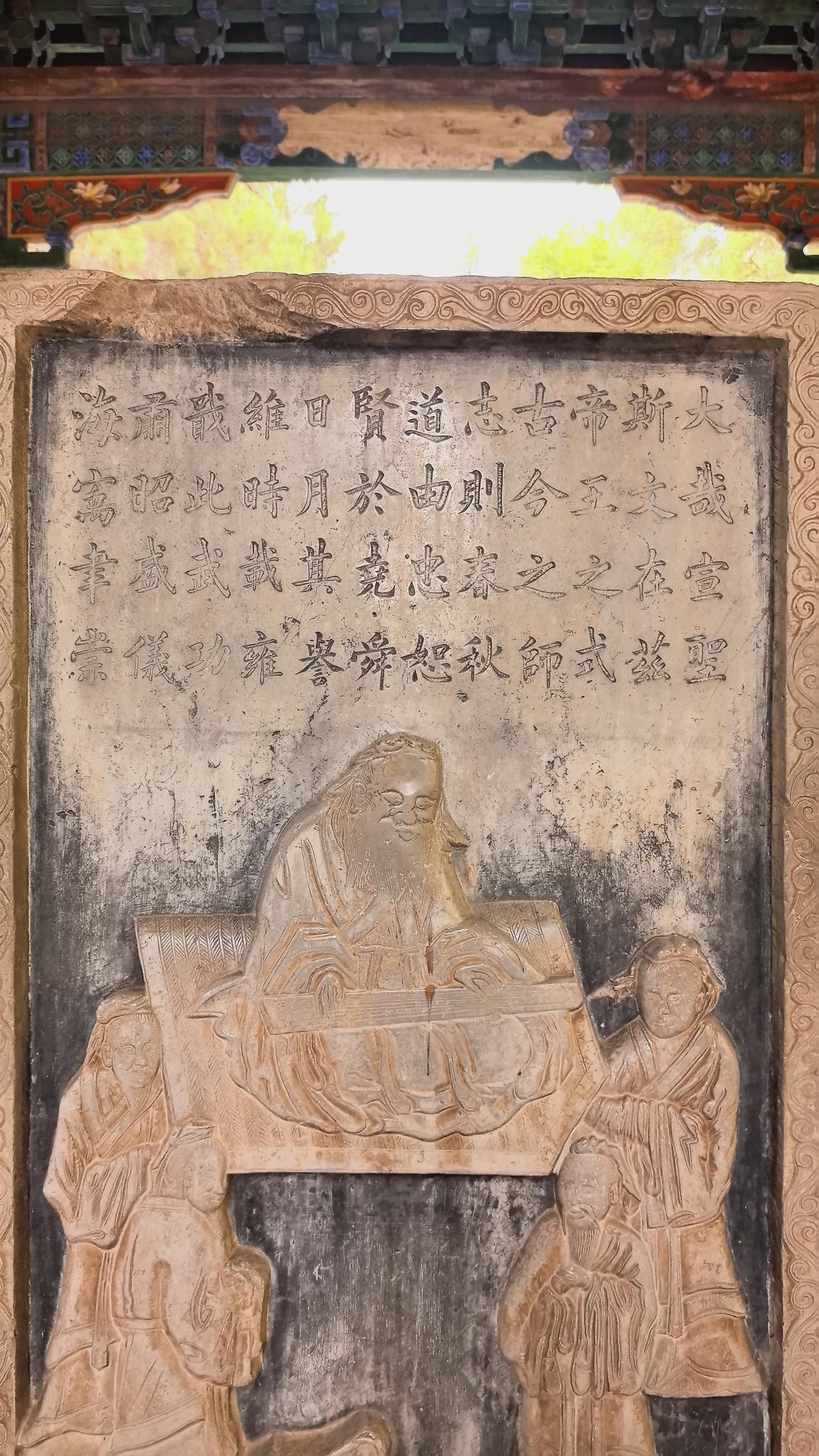 在云南建水古城的腹地，坐落着一座承载七百年儒风的建筑瑰宝——建水文庙。它始建于元