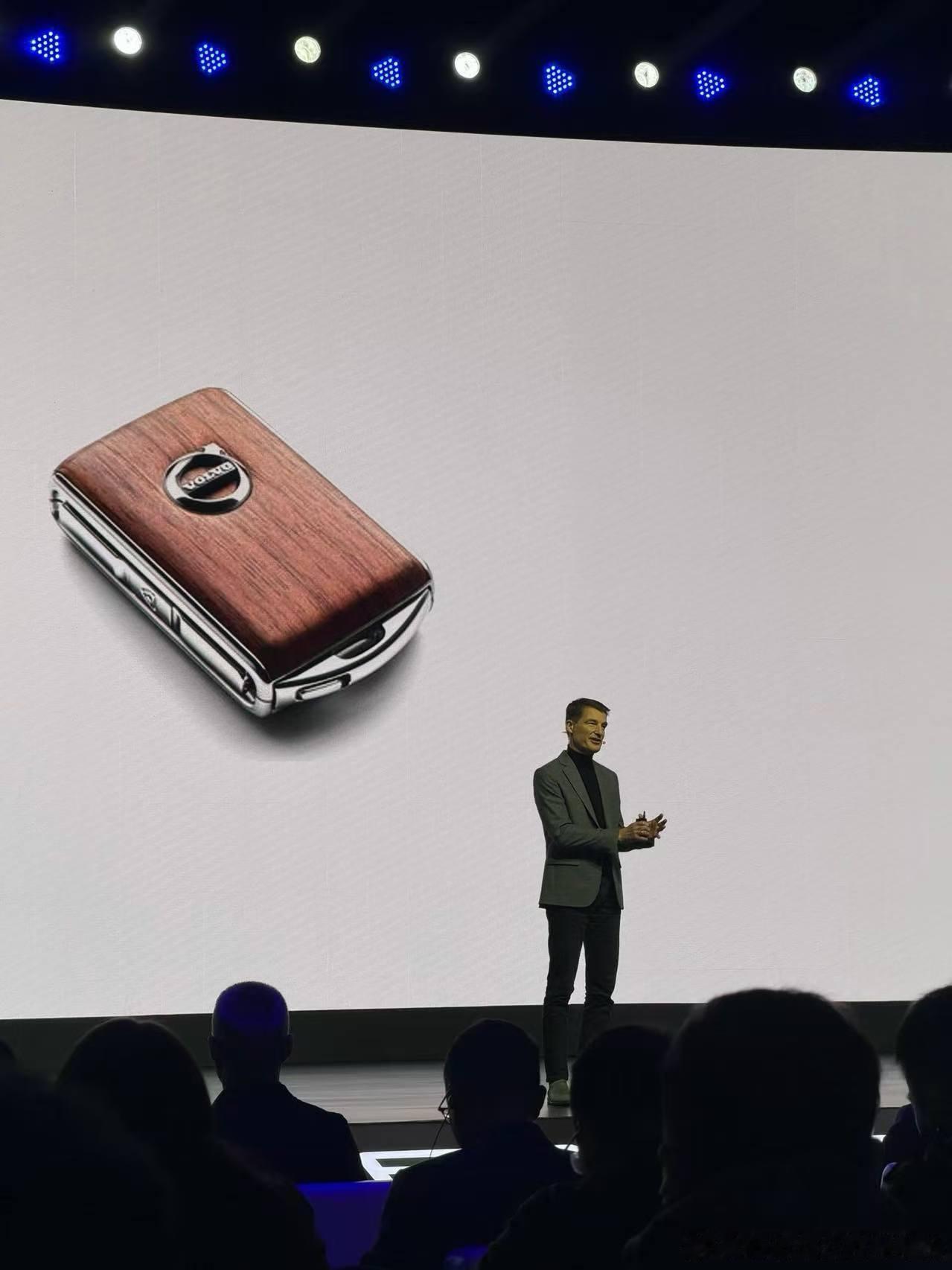 前极星全球CEOThomas在国际汽车设计论坛上，分享沃尔沃的设计时展示了