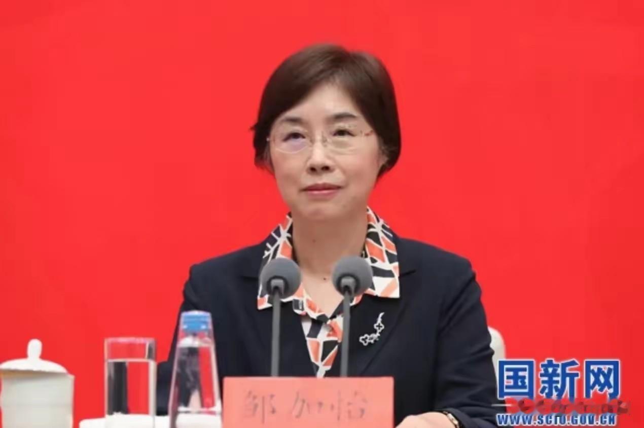 看到有朋友聊亚投行金立群行长和他女儿金刻羽的事儿，我也去扒了扒。金刻羽那次引发轩