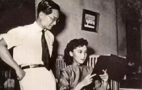1963年，金庸在《明报》上连载《天龙八部》，有一次需要出差几天，就让倪匡替他写