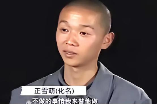 “荒唐至极！”2010年，男孩放学回家，撞见母亲依偎在村霸怀中，而父亲则蹲在一旁